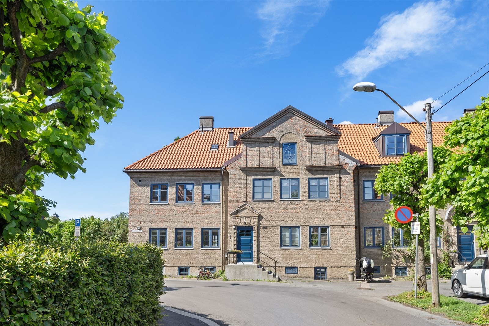Adkomst til boligen fra borettslagets interne område - på fremsiden av bygget mot Tore Hunds vei. Galleribilde