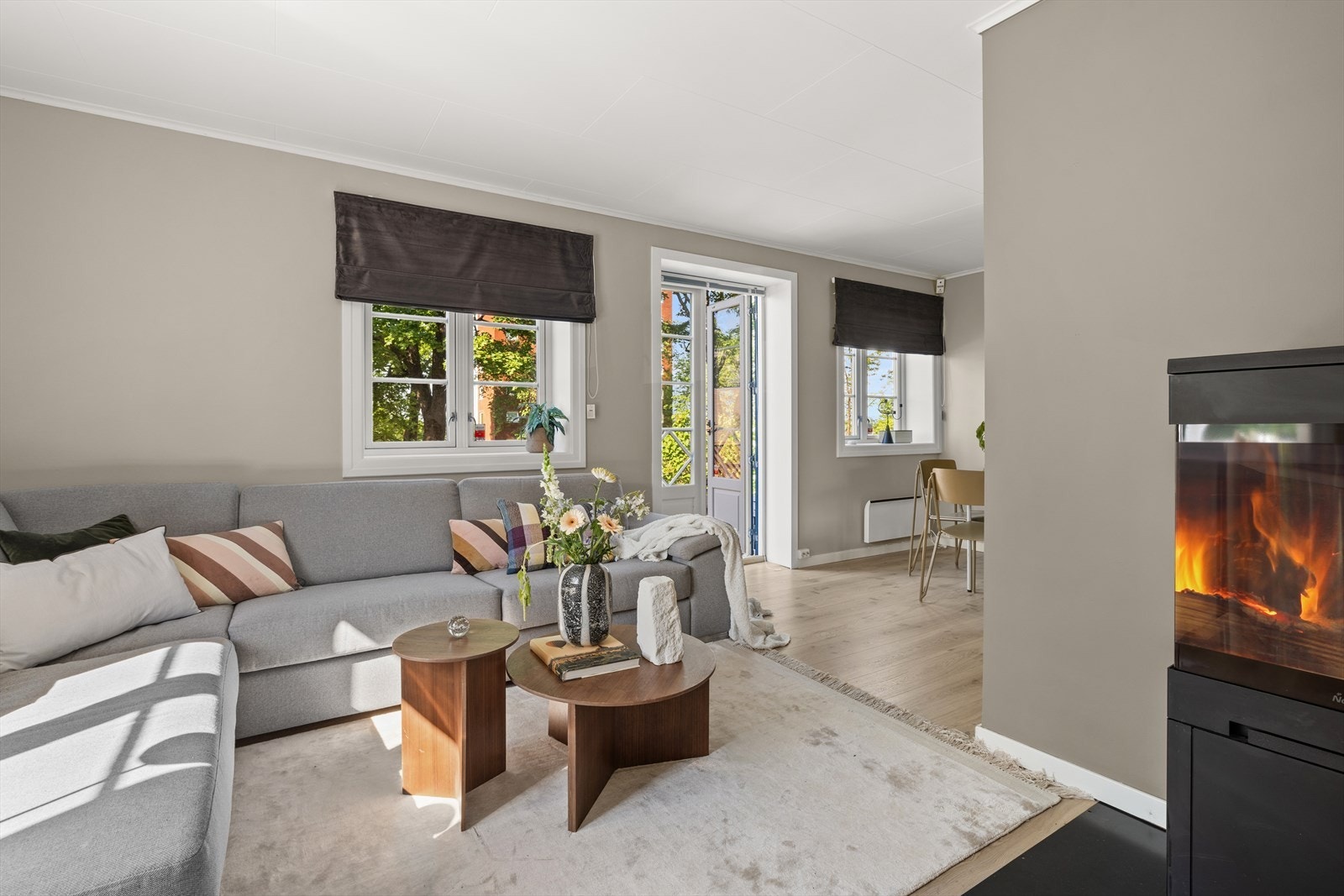 Stuen har flere møbleringsmuligheter og det er god plass til plass til sofagruppe. Galleribilde