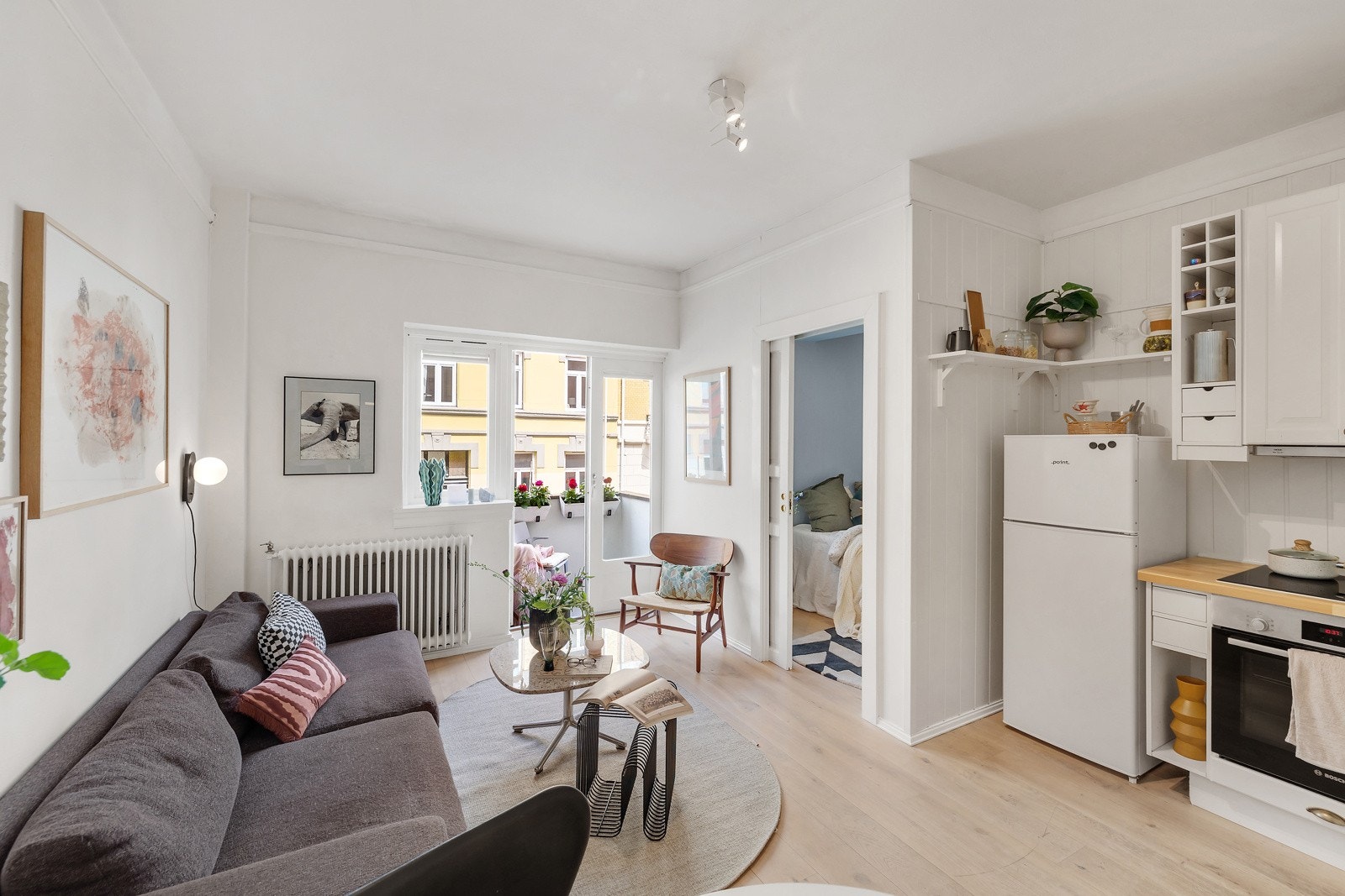 Fra stuen er det utgang til en koslig liten balkong med morgen- og formiddagssol. Galleribilde