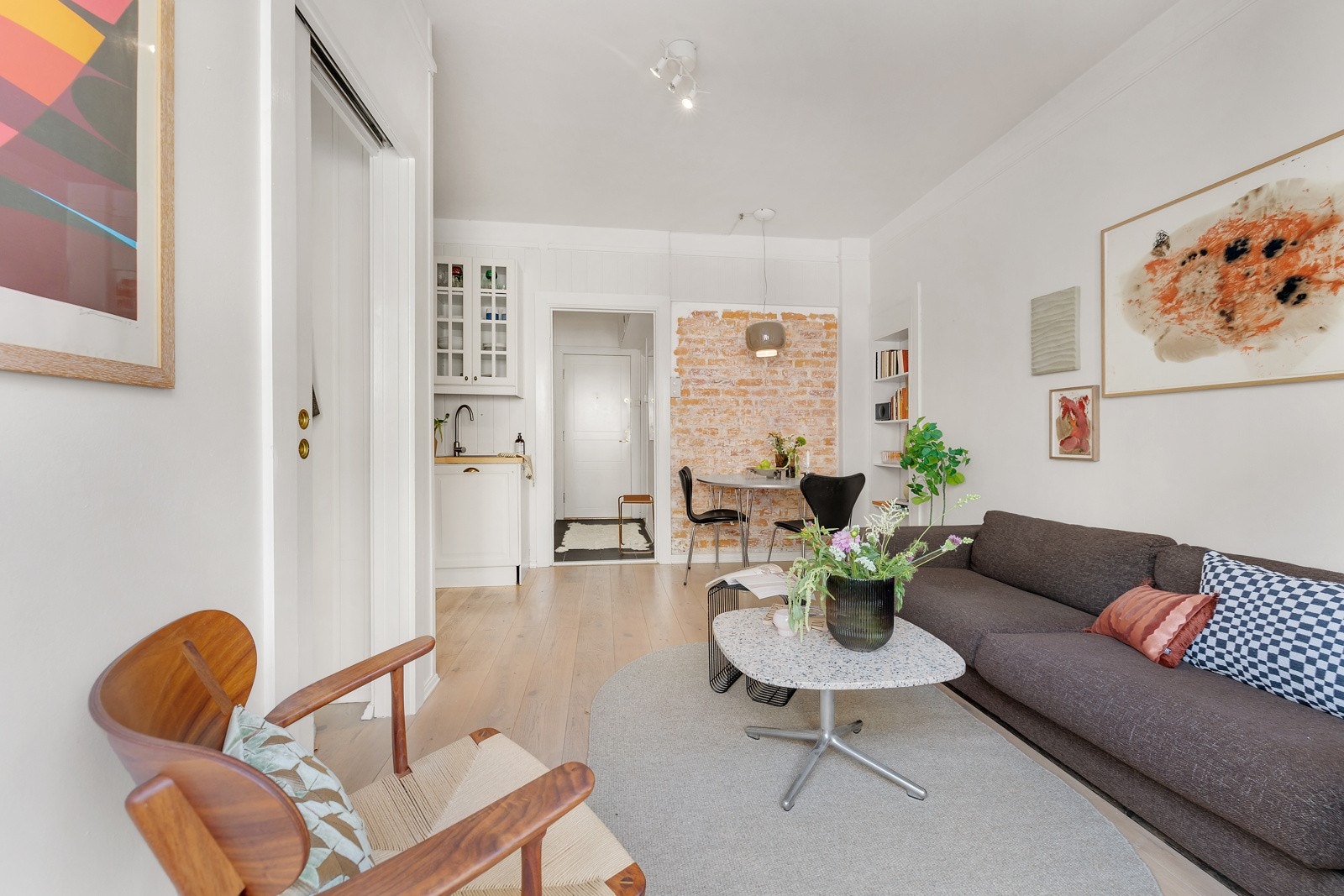Her er det god plass til både sittegruppe, spiseplass, og tilhørende møblement. Galleribilde