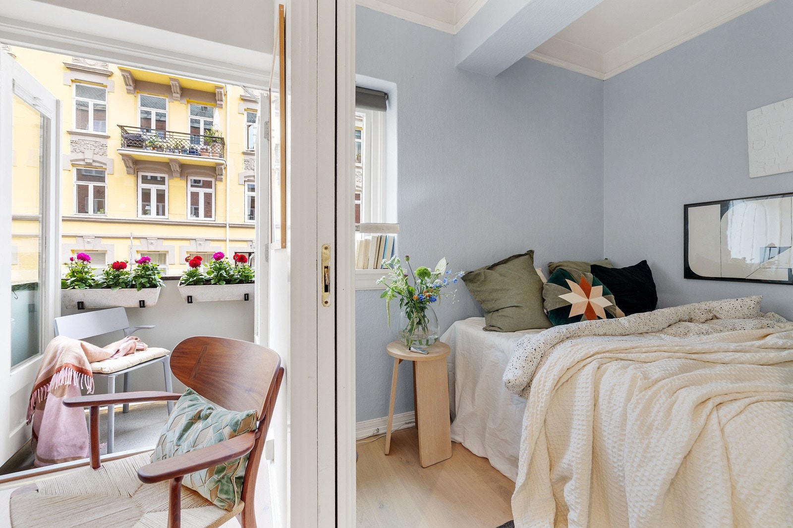 Her har man plass til dobbeltseng og det er plass til kommode. Galleribilde