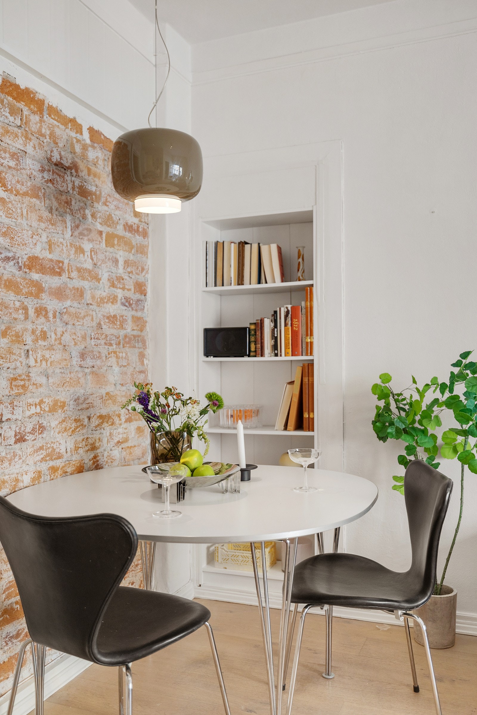 Sjarmerende murvegg ved spiseplassen og praktisk innfelt hylle. Galleribilde