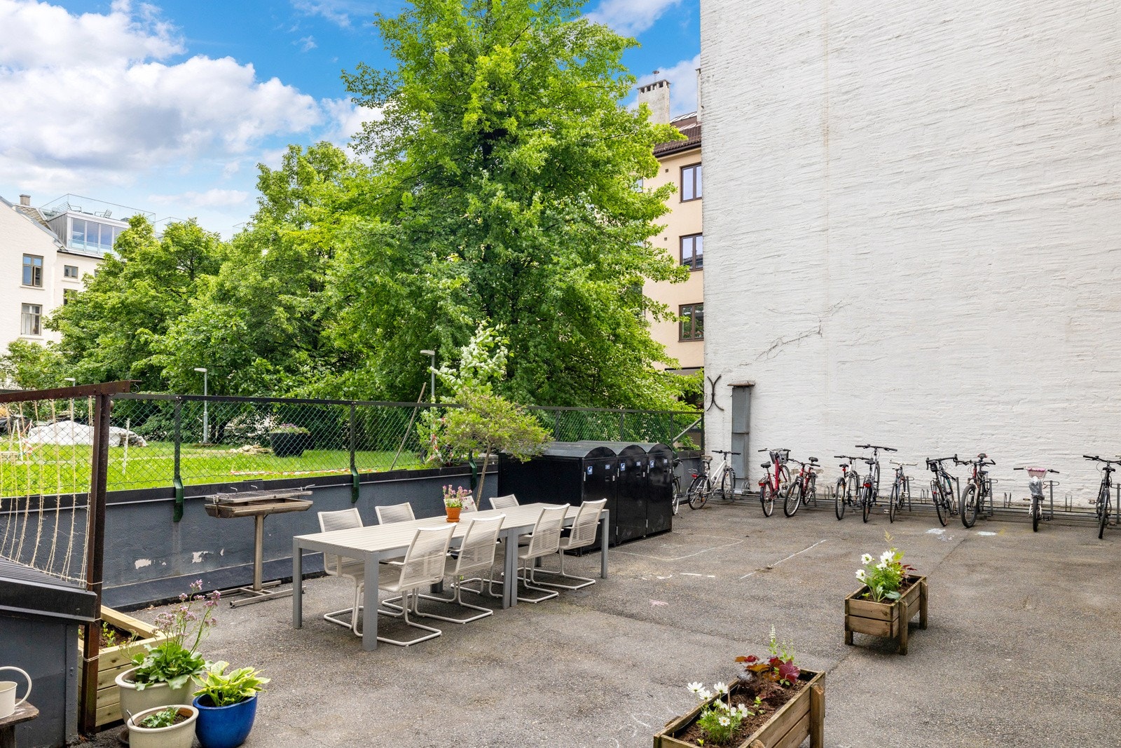Bygården ligger midt mellom Bislett stadion og frodige St.Hanshaugen park, med gangavstand til alt av nødvendige fasiliteter. Galleribilde