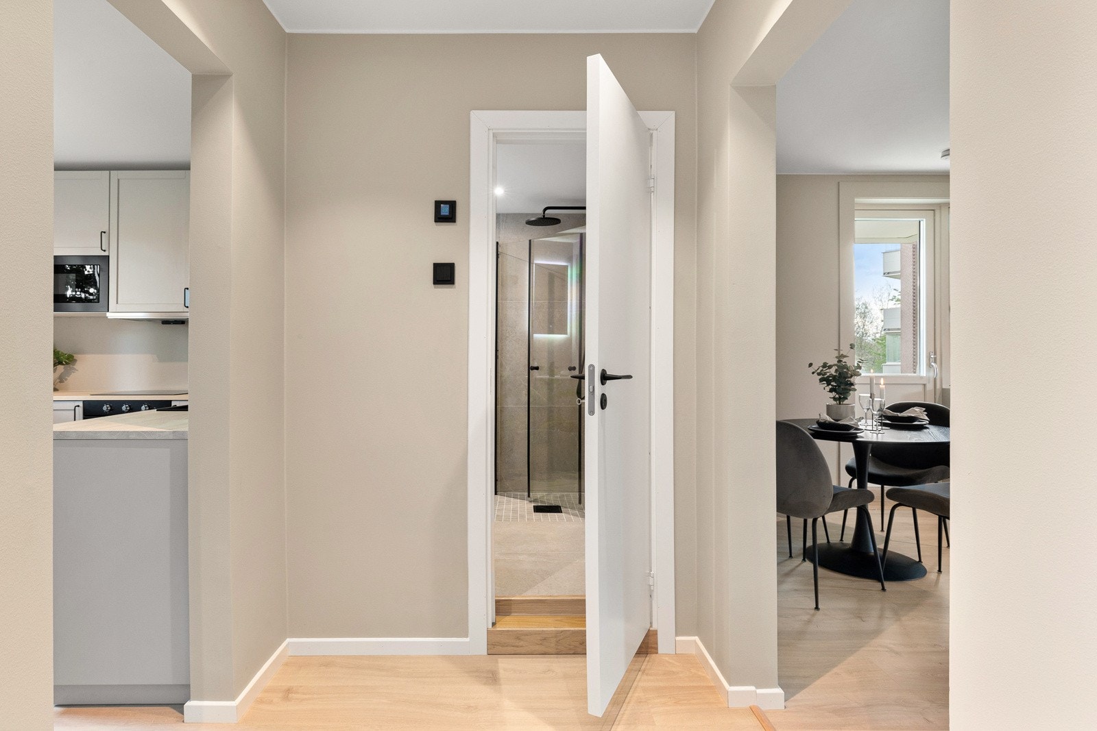 Entréen er tiltalende, med plass til oppbevaring av sko og yttertøy. Galleribilde
