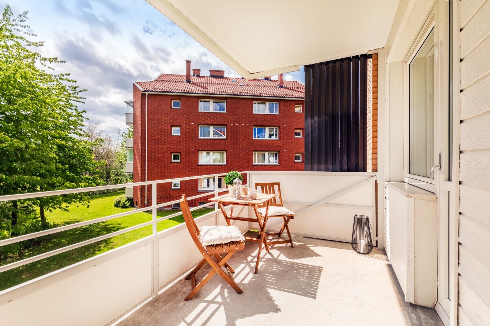 Sydøstvendt, overbygget balkong på ca. 8 m² med gode solforhold - perfekt for varme sommerdager. Galleribilde