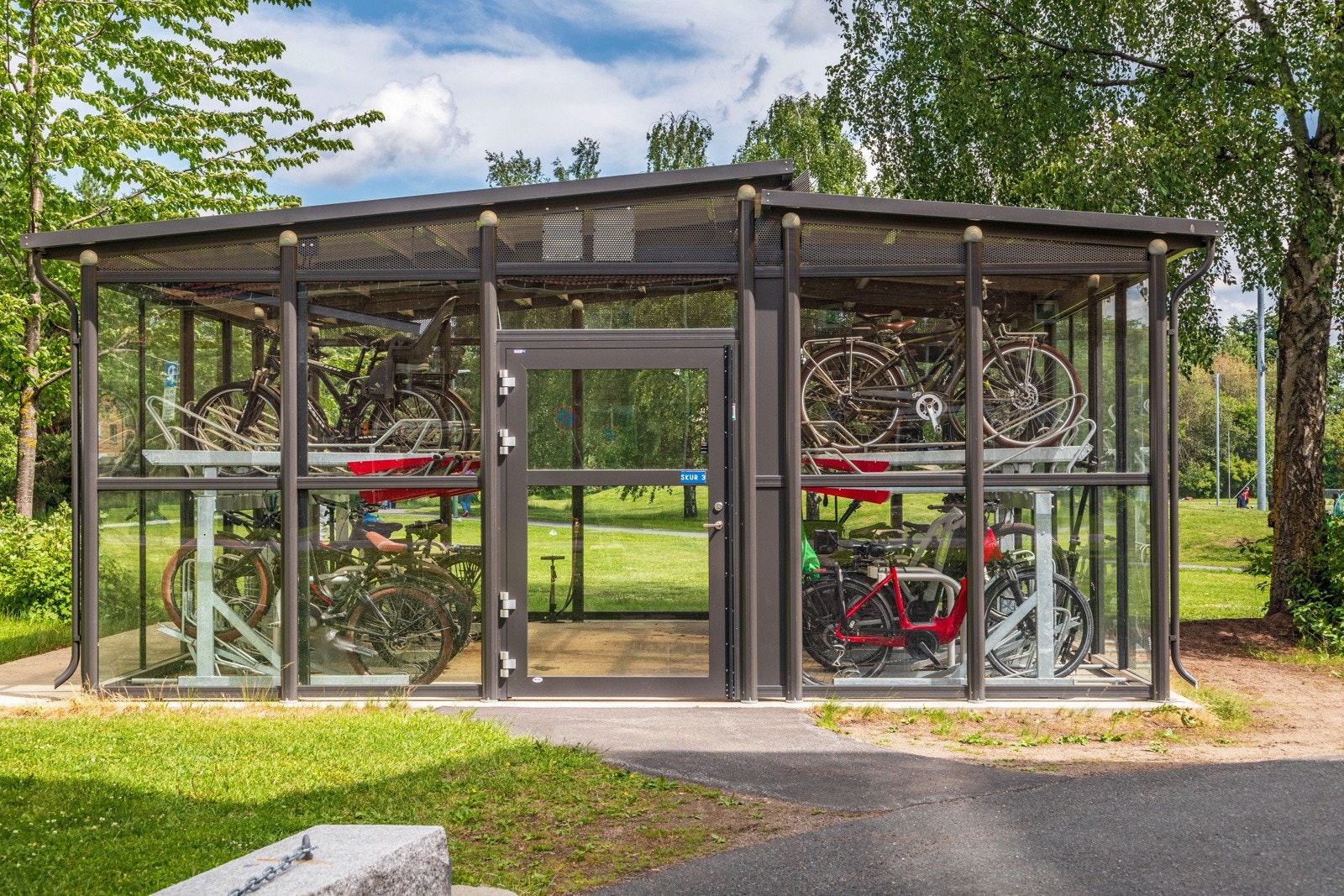 Trygg innlåsning av sykkelen din utenfor inngangspartiet. Galleribilde