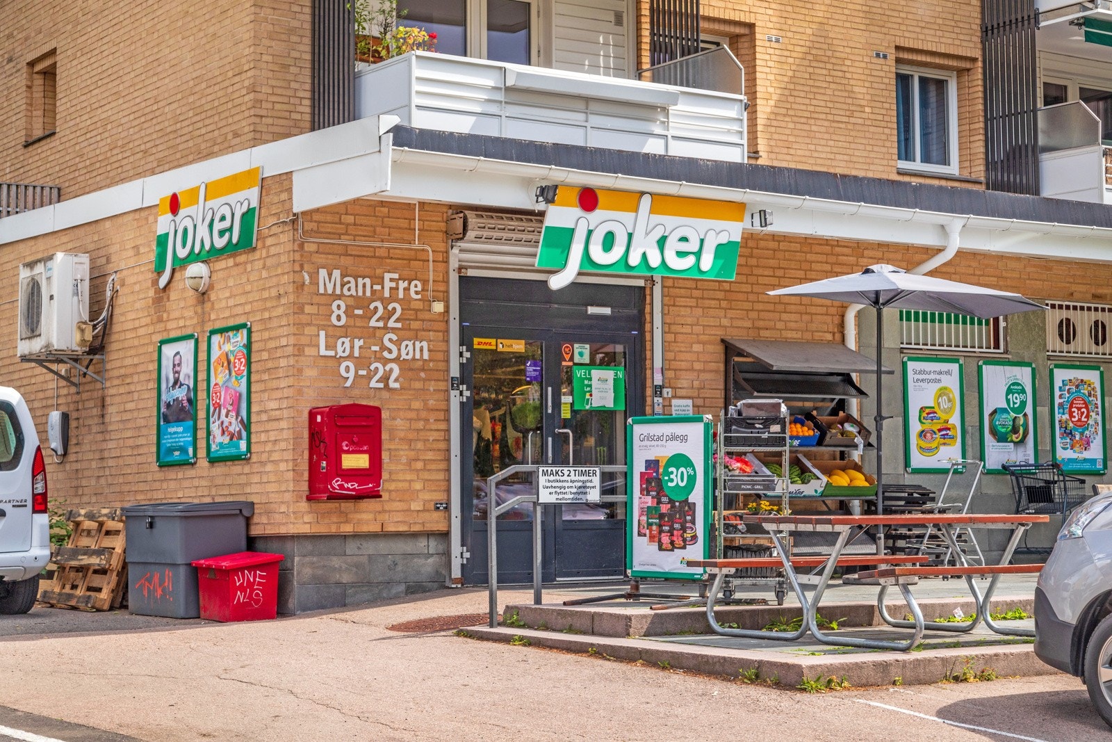 Flere dagligvarebutikker i umiddelbar nærhet, blant annet den søndagsåpne, lokale matbutikken. Galleribilde