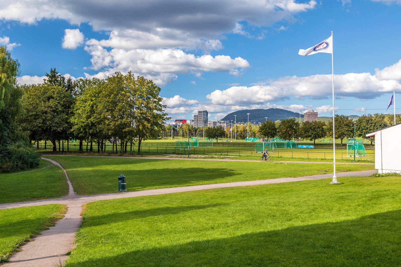 Like ved leiligheten ligger Valle Hovin idrettspark med flere fotballbaner, samt Vallhall Arena, Intility Arena med mer. Galleribilde