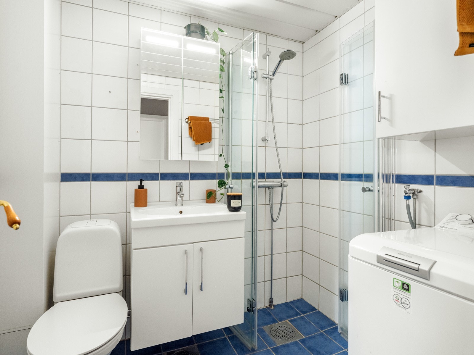 I 2022 fikk badet ny dusjarmatur og dusjdører, i tillegg til nytt overskap. Det er også elektriske varmekabler i gulvet. Galleribilde