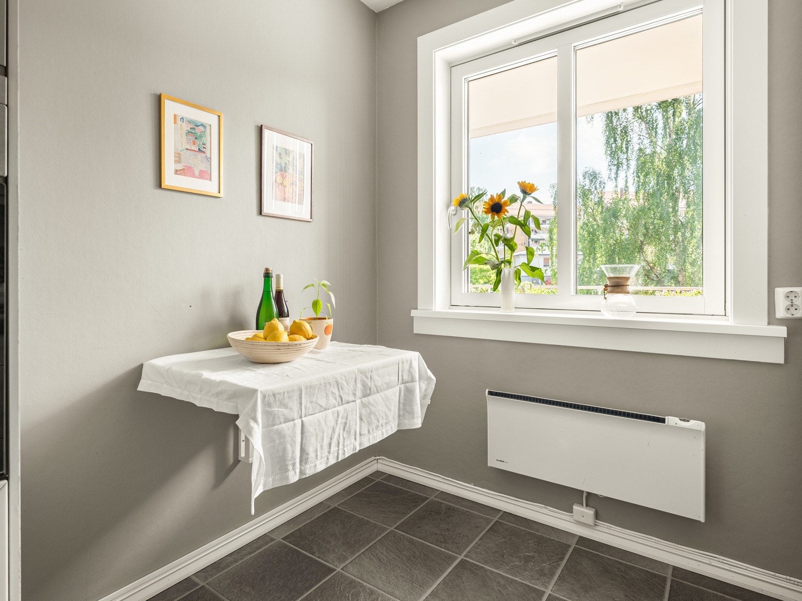 Ved vinduet er det en koselig spiseplass også. Galleribilde