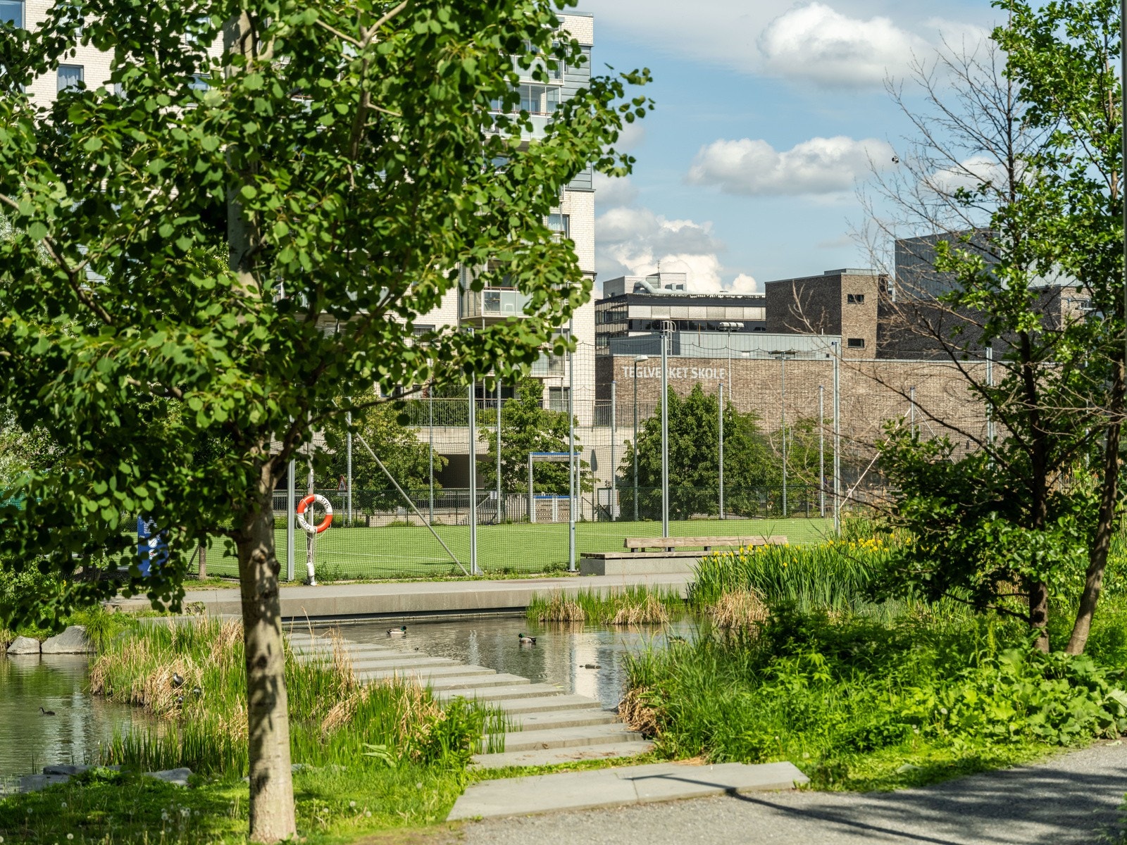 Rett over dammen ligger Hasle Torg. Galleribilde