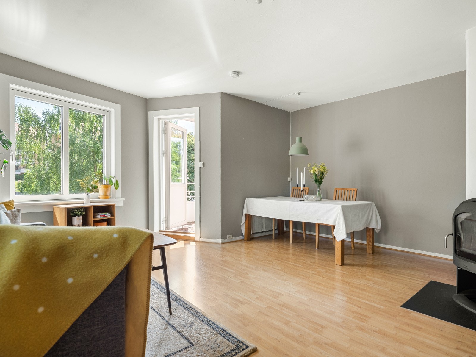 Som du ser, er det rikelig med plass til både sofagruppe og spisebord. Galleribilde
