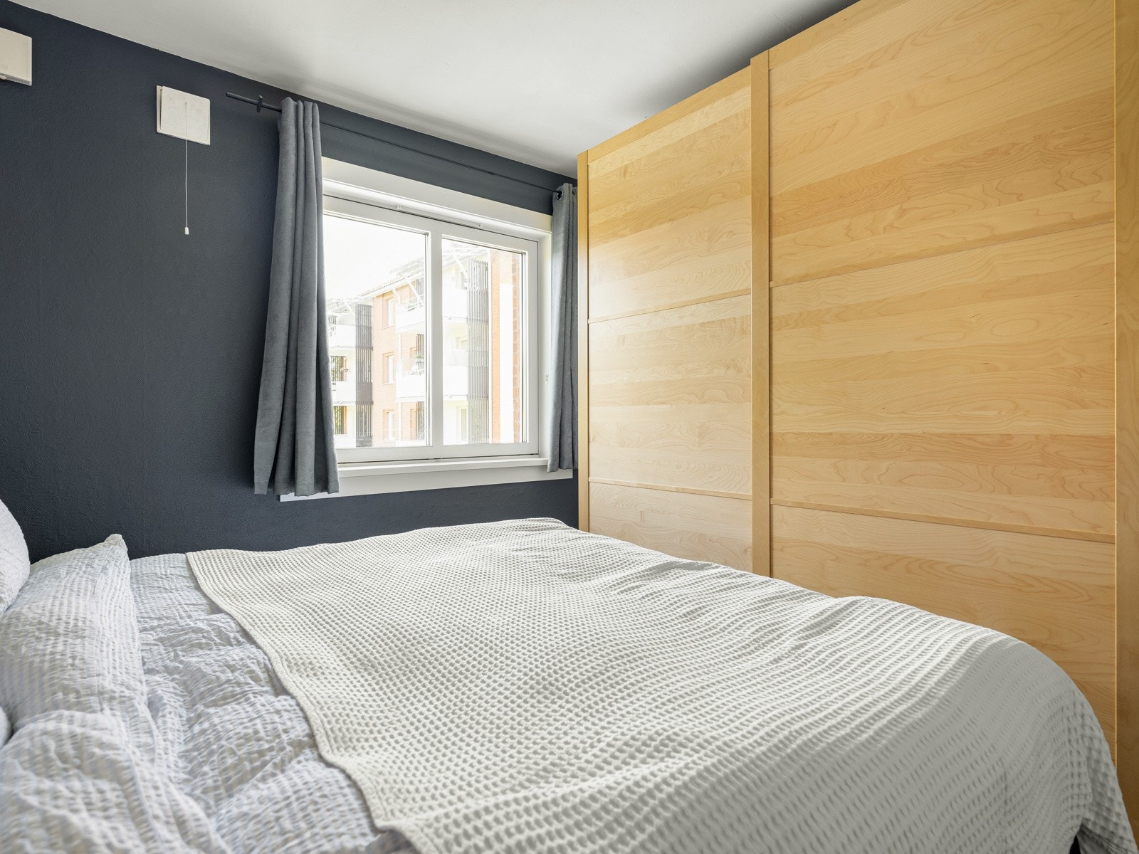 Her er det bra med lagring i større garderobe. Soverommet vender mot nord, så det er lite direkte sollys inn i rommet. Perfekt for den varme sommeren! Galleribilde