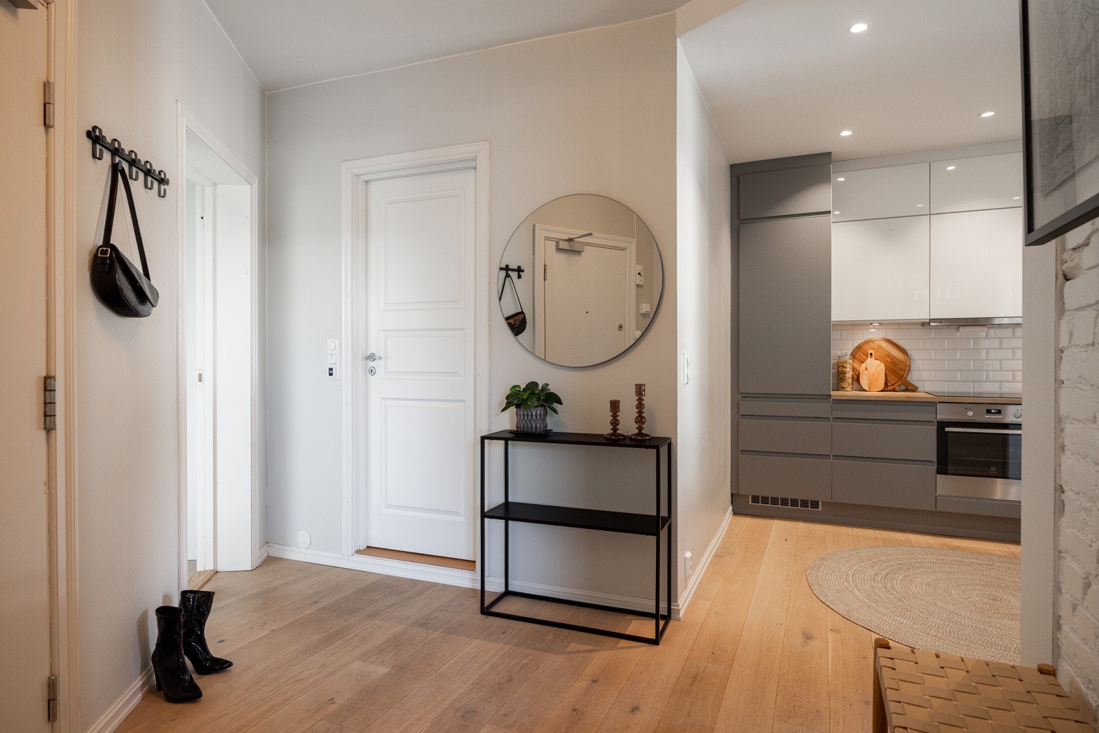 Innbydende og hyggelig entré med pen 1-stavs parkett på gulv og lyse farger på overflater. Galleribilde