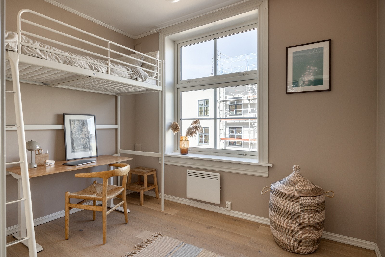 Soverom 2 har plass til seng, nattbord, skrivepult og garderobesksap. Galleribilde