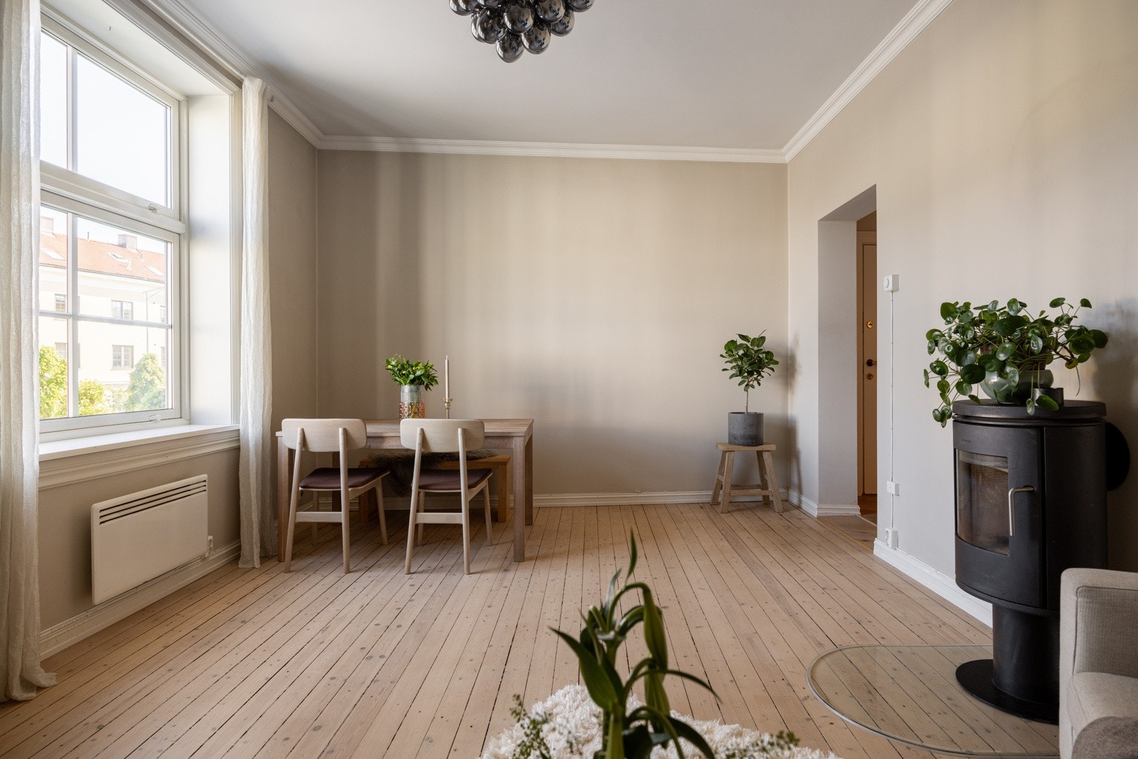 God plass til både sofagruppe og spisestue. Galleribilde