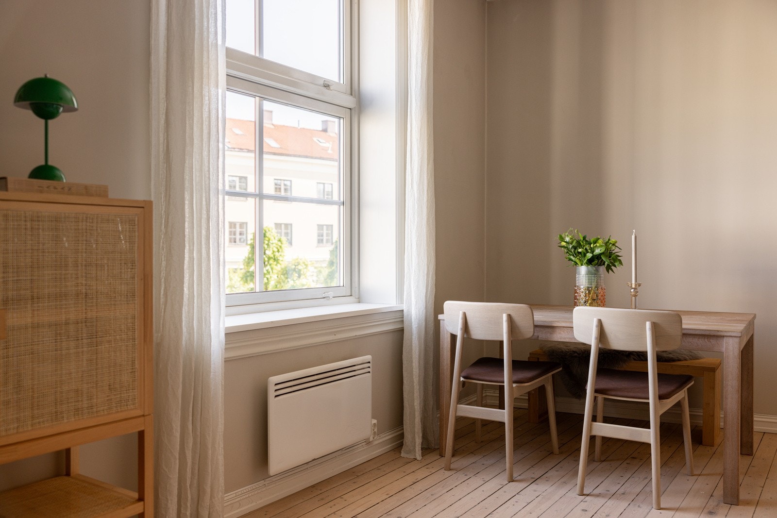 God plass til både sofagruppe og spisestue. Galleribilde