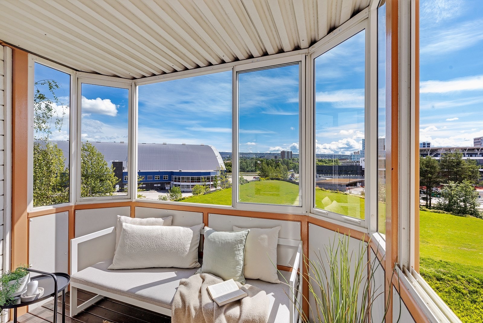 Balkongen er også innglasset slik at du kan nyte balkongen noe lenger gjennom året. Galleribilde