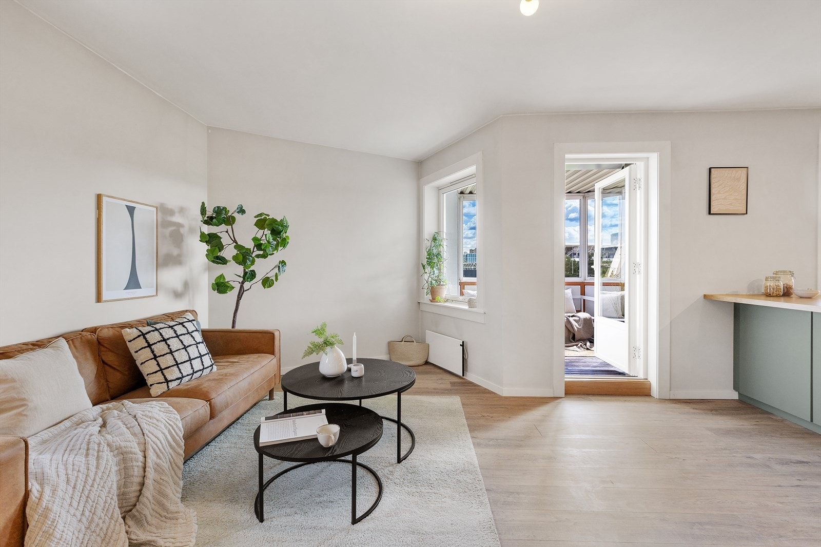 Stuen gir en lys og åpen følelse med de store vindusflatene som slipper inn mye naturlig lys. Fra stuen har du direkte utgang til en solrik innglasset balkong. Galleribilde