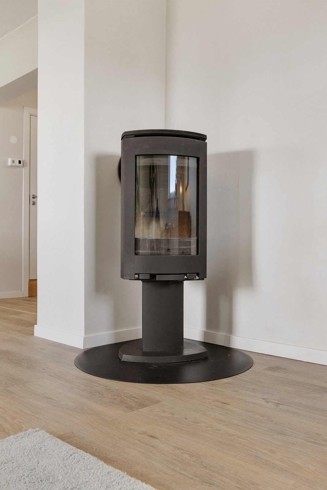 En moderne peisovn gir ekstra hygge og varme til rommet. Galleribilde