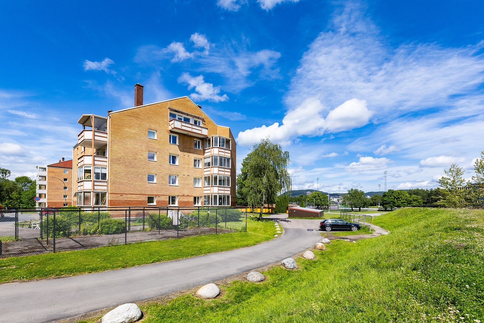 Vallefaret 21 har en svært attraktiv beliggenhet i et barnevennlig område på Valle Hovin, preget av velholdte blokker og åpne grøntområder. Galleribilde