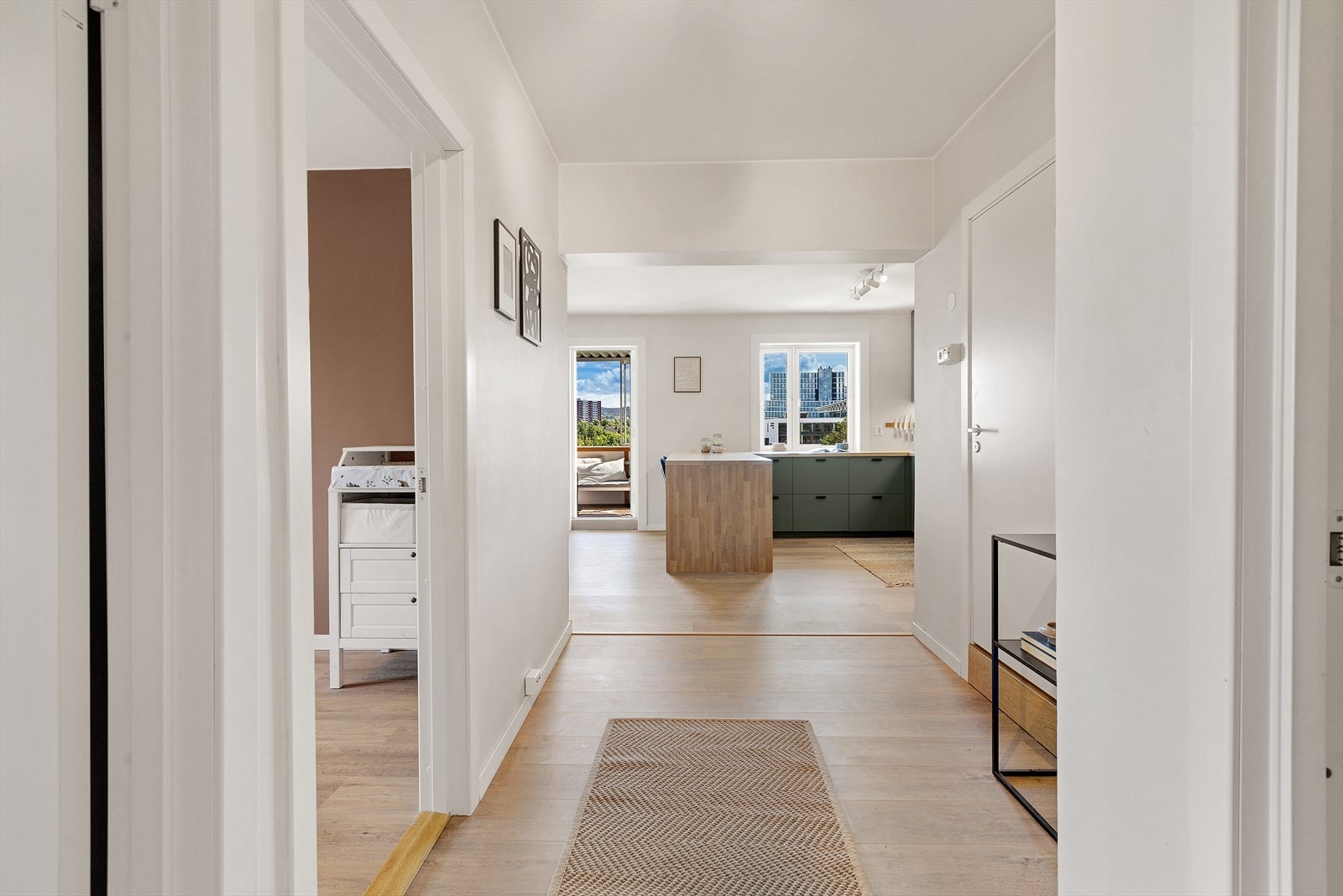 Du ønskes velkommen inn i en lys, innbydende og praktisk entré. Galleribilde