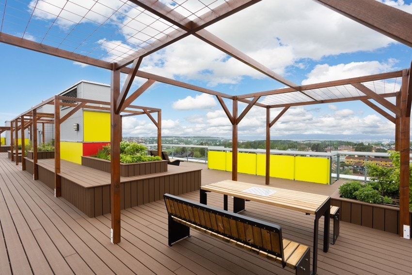 Upåklagelige solforhold kan nytes til det fulle på en stor, felles takterrasse Galleribilde