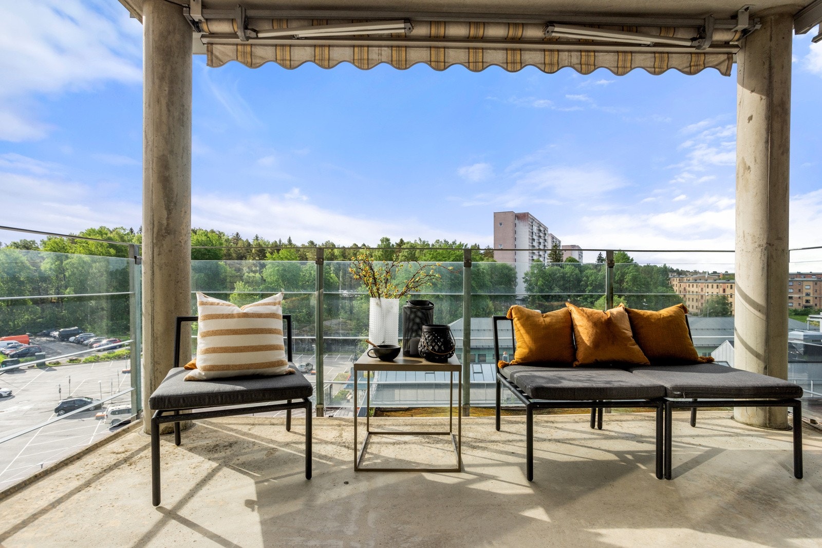 Leiligheten har en overbygd balkong på ca. 9,4 kvm, utstyrt med markise og glassrekkverk Galleribilde