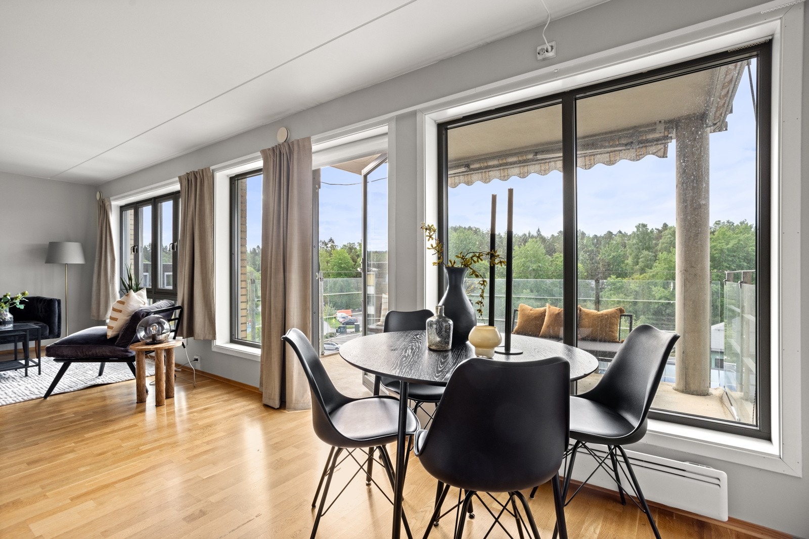 Vinduene bringer inn noe av det grønne fra et skogholt bak blokka, og en glassdør fører ut til balkongen Galleribilde