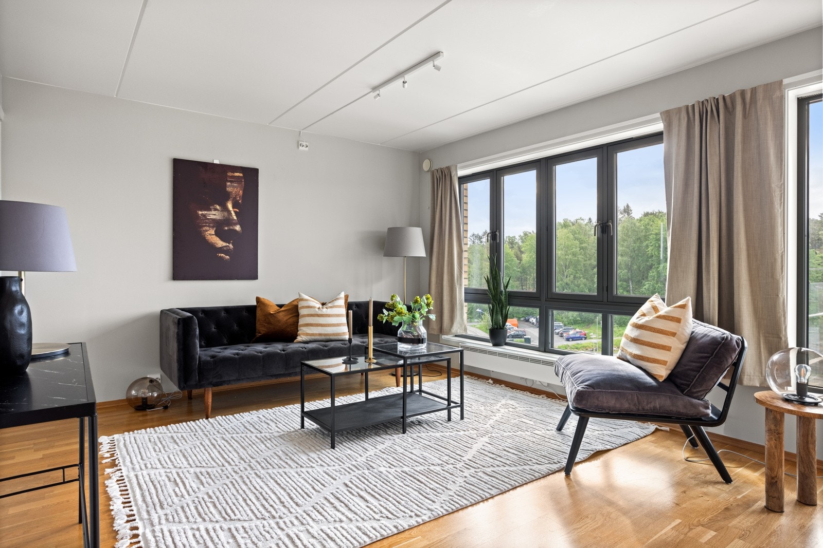 Velkommen til Bølerskrenten 4A - en lys og innbydende 3-roms hjørneleilighet i 7. etasje, med heisadkomst og sentral beliggenhet på Bøler! Galleribilde