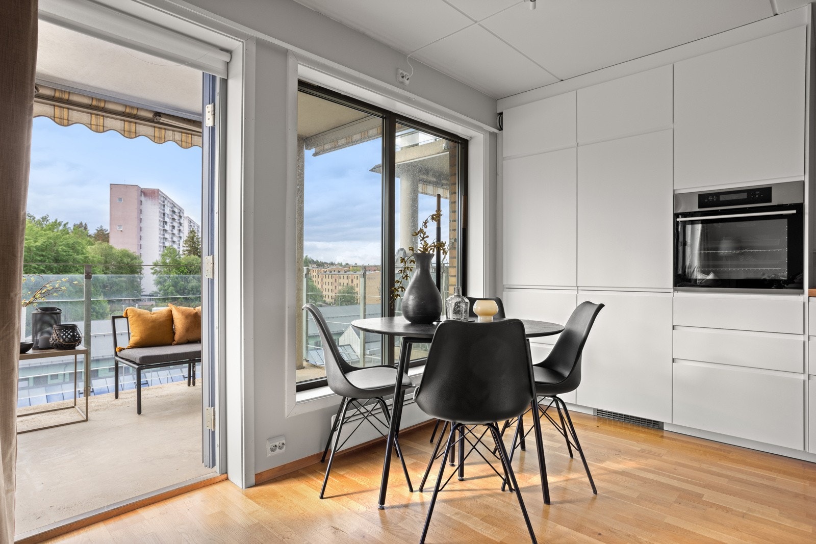 Det passer fint å innrede med spisebord ved kjøkkeninnredningen Galleribilde