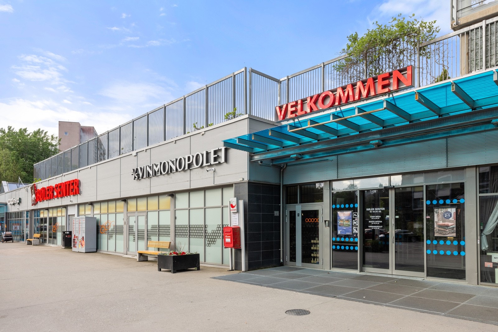 Leiligheten ligger i tilknytning til Bøler senter som har et godt og variert utvalg, deriblant apotek, bakeri, vinmonopol og treningssenter Galleribilde