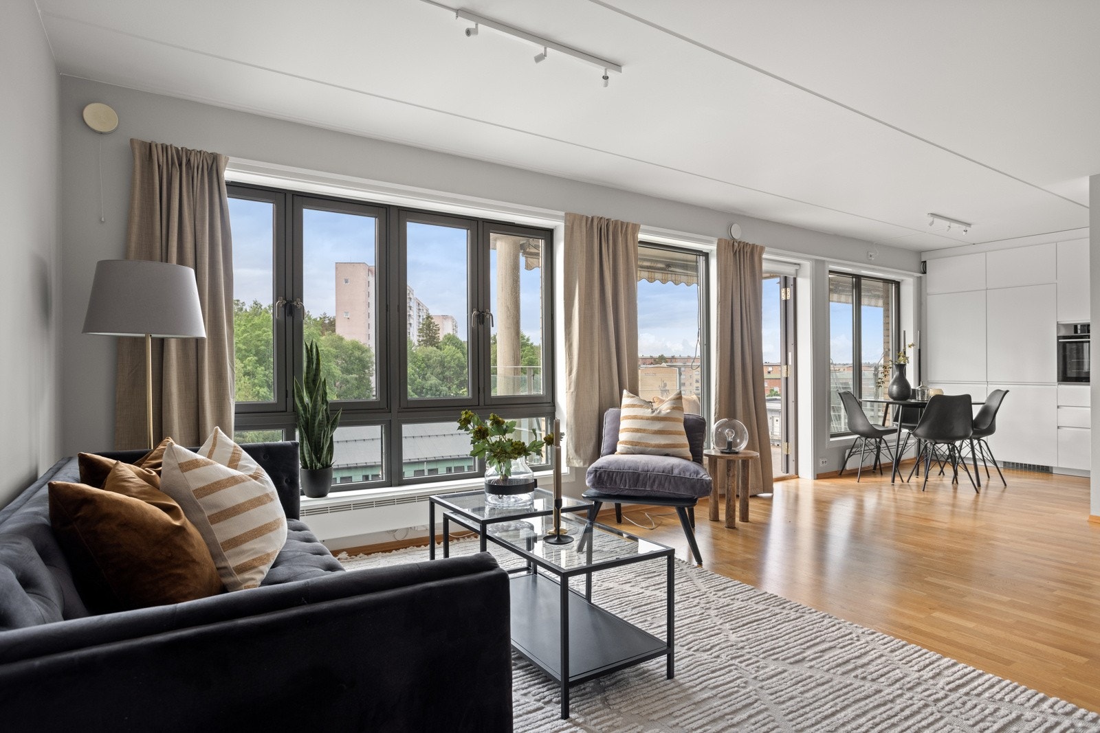 Stuen og kjøkkenet utgjør et meget pent allrom, med klart avdelte soner og gode lysforhold via store vinduer i front Galleribilde