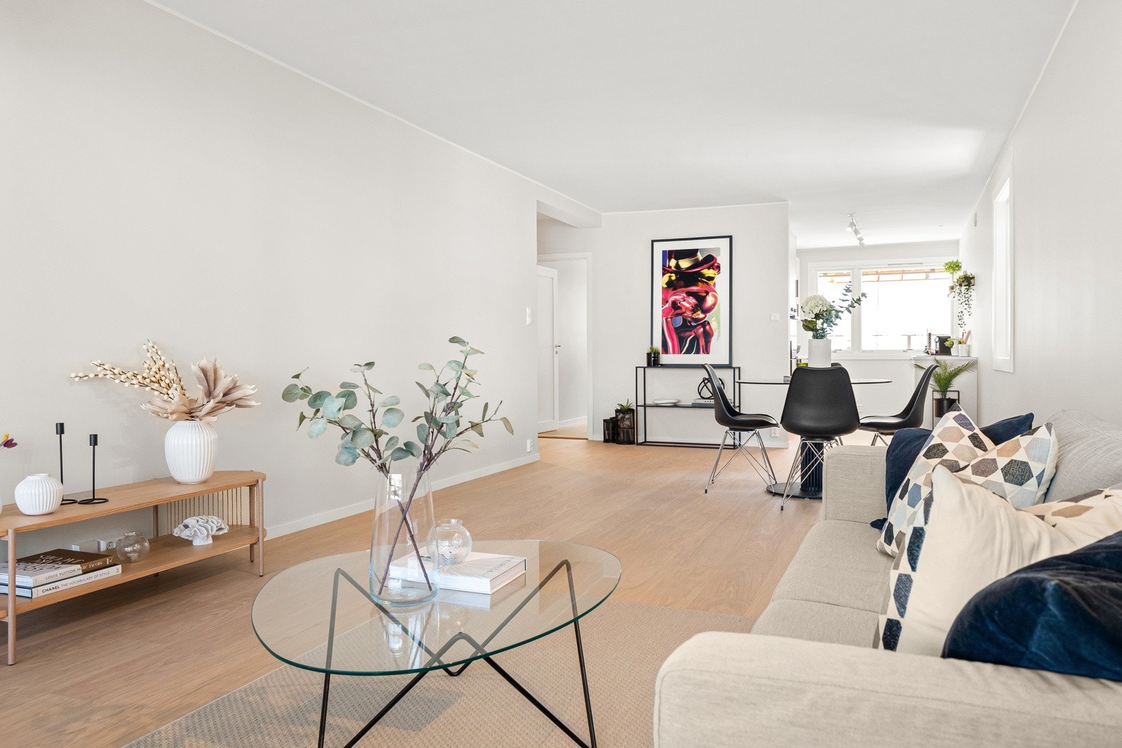 Stor og luftig stue med store vindusflater i tre himmelretninger og begrenset med innsyn. Galleribilde