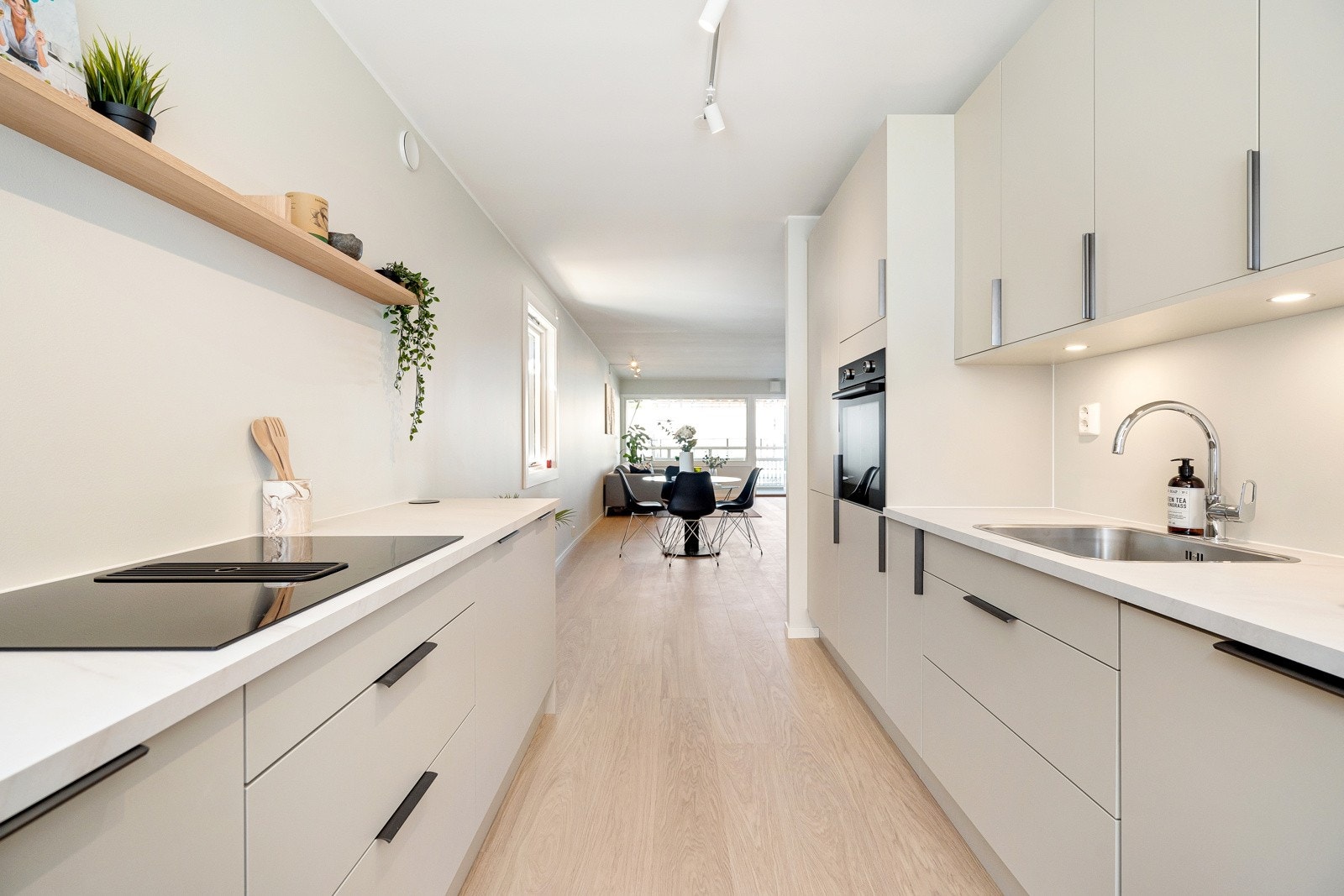 Mye skap og benkeplass legger til rette for en god arbeidssone! Galleribilde