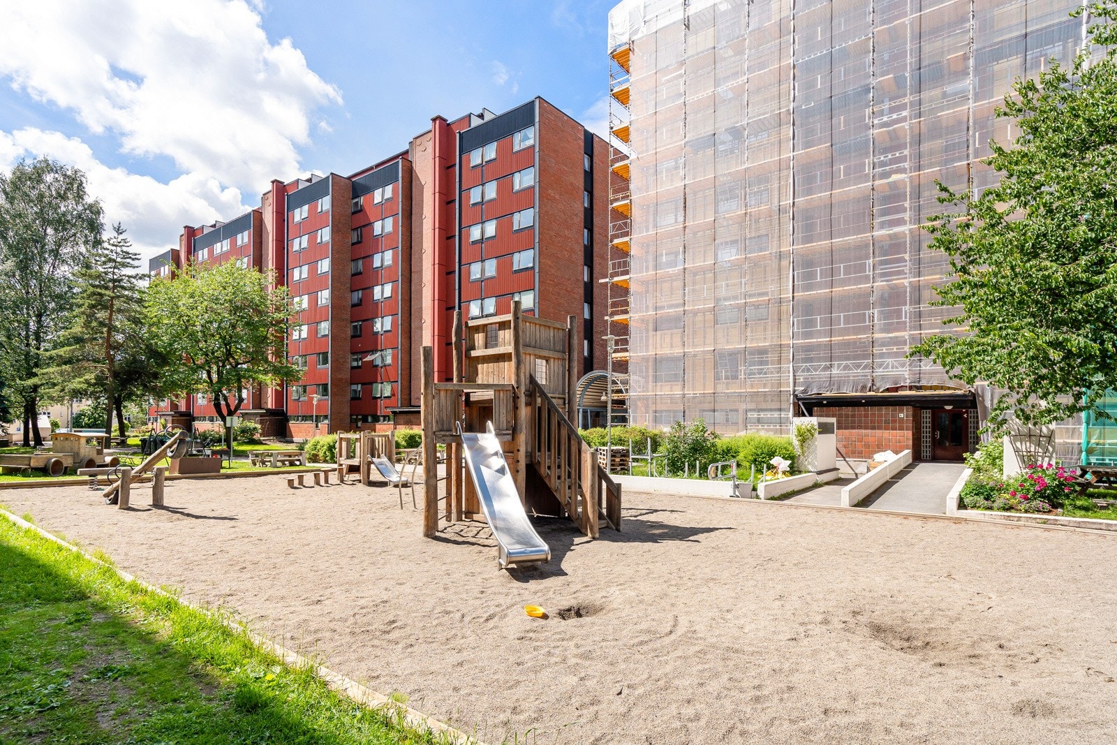 Fellesarealene er pent opparbeidet med asfalterte internveier, gressplener, trær og variert beplantning samt sittegrupper, lekeplass og sykkelparkering. Galleribilde