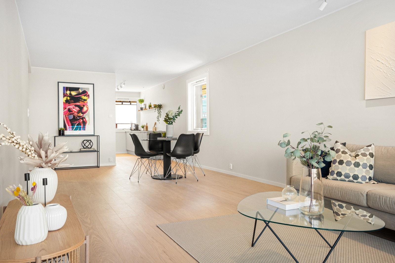 Det er god plass til spisebord med tilhørende spisestoler. Galleribilde