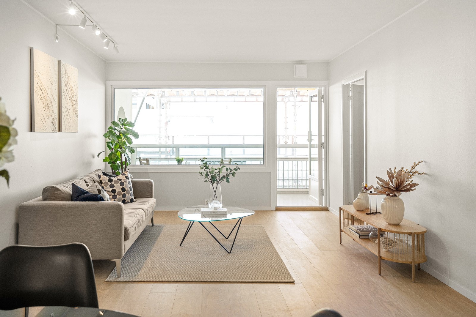 Lys og trivelig stue med plass til sofagruppe, sofabord og underholdningsavdeling. Galleribilde