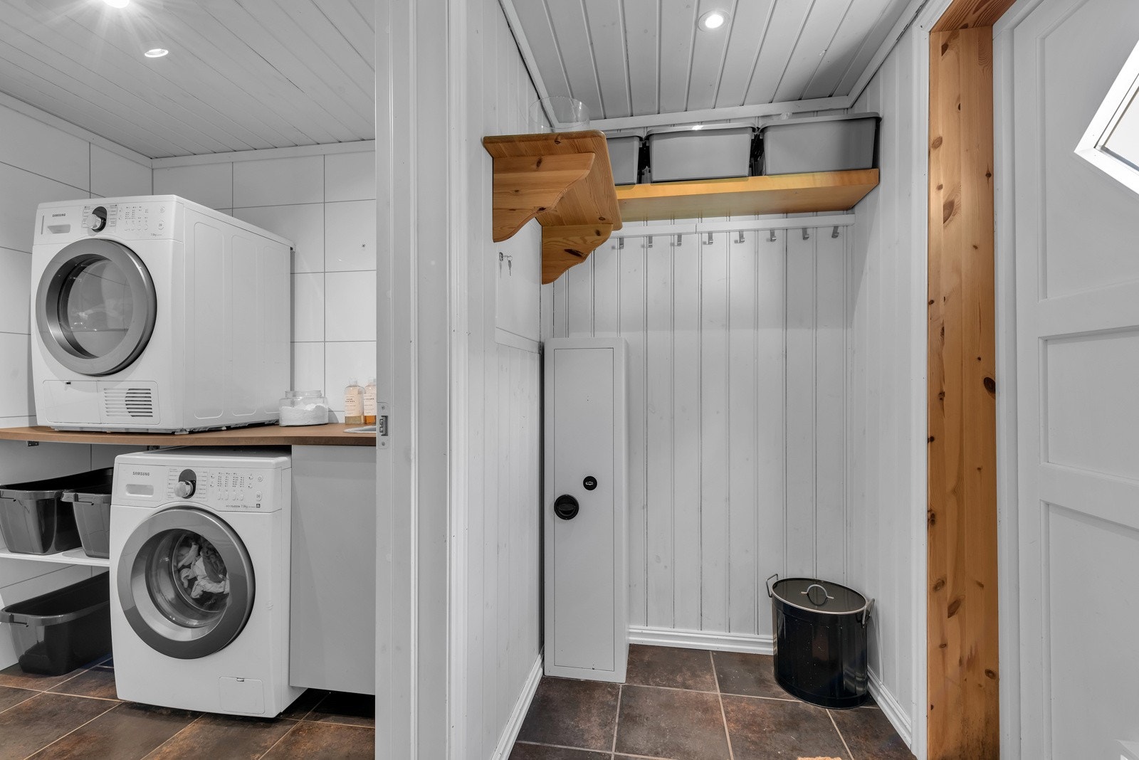 I vindfanget er det plass til å henge fra seg arbeidsklær. Galleribilde