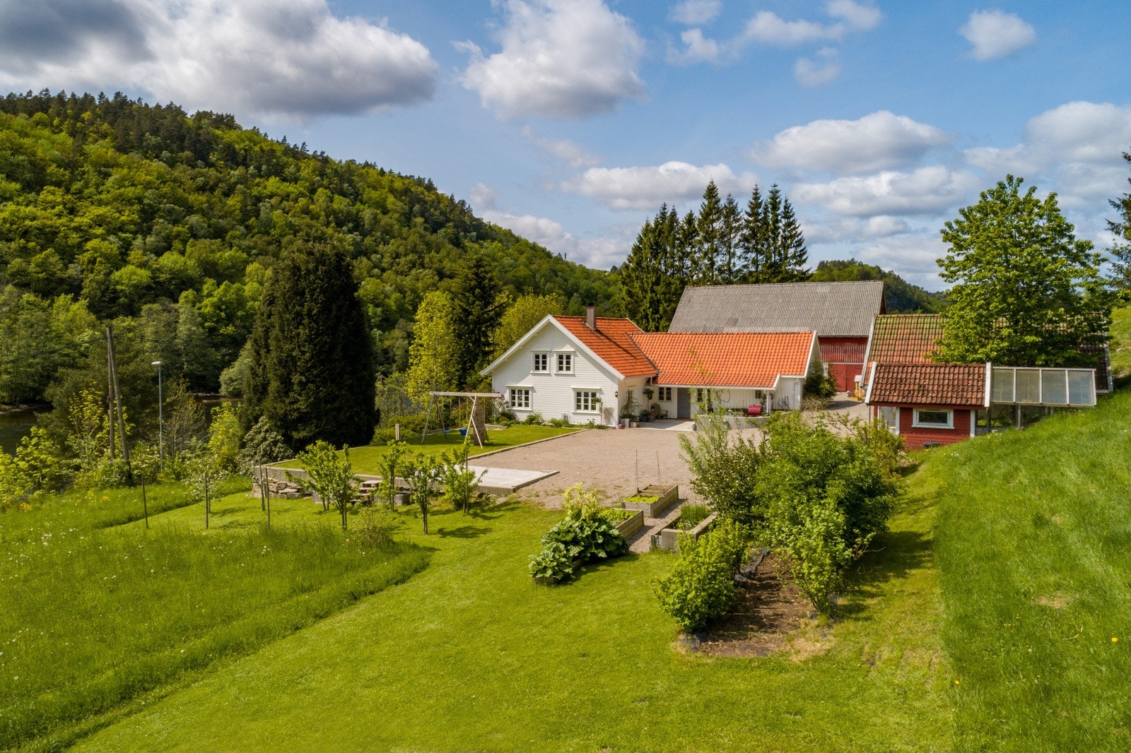 I tilknytning til boligen er det en stor, koselig hage med blant annet kjøkkenhage. Galleribilde