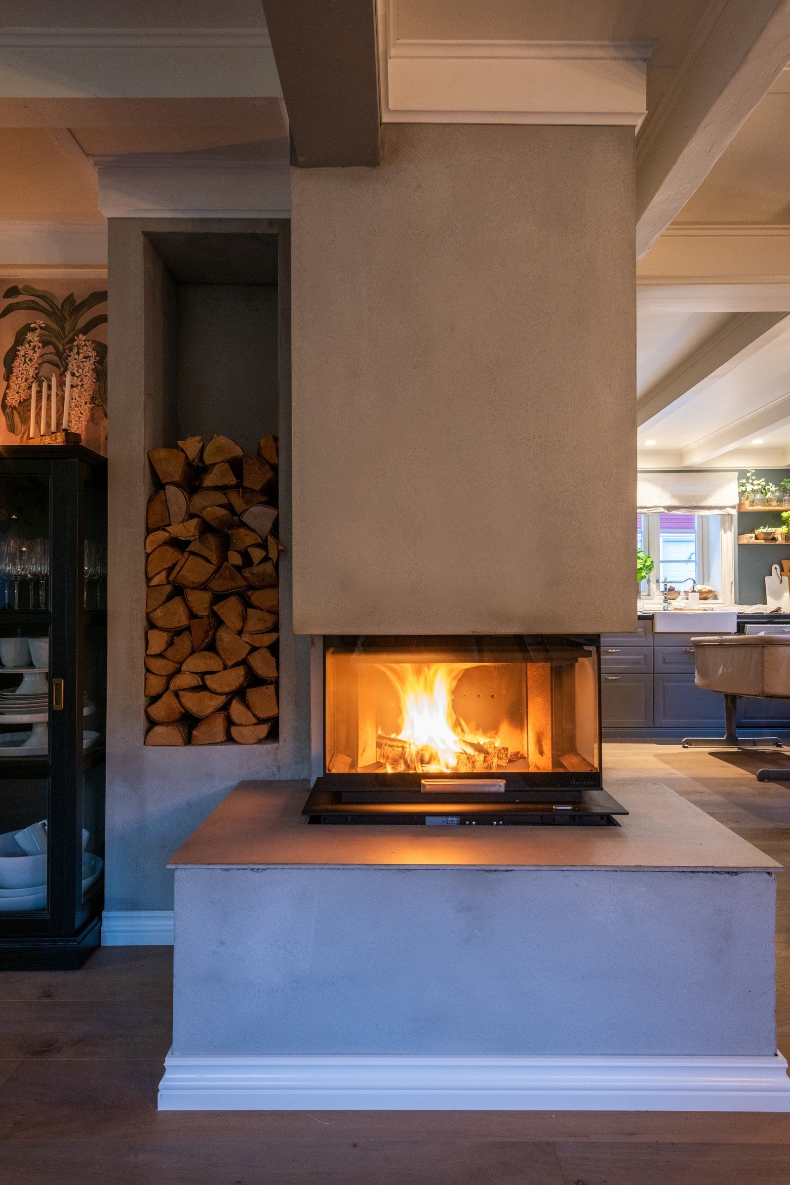 Med innebygd nisje til veden, frigjøres gulvet. Galleribilde