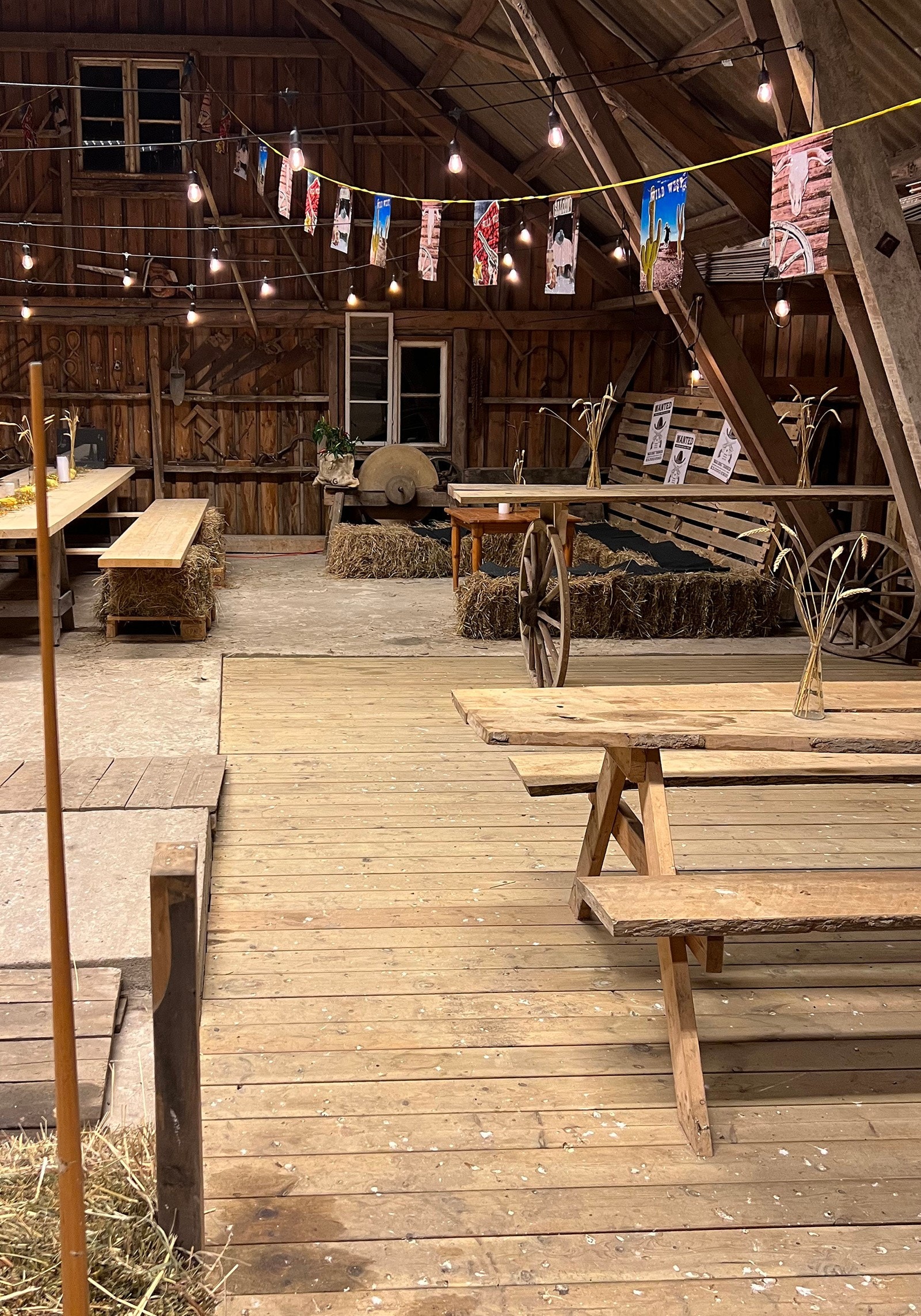 Her er det både danseplass og plass til spisebord. Alt er tilrettelagt for å lage tidenes låvefest. Galleribilde