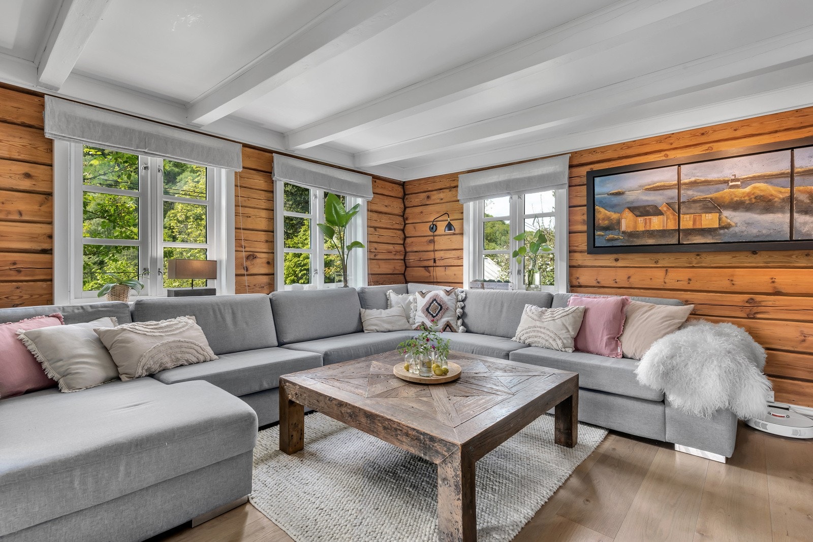 Stuen og kjøkkenet har hvitmalt himling med synlige bjelker. Galleribilde