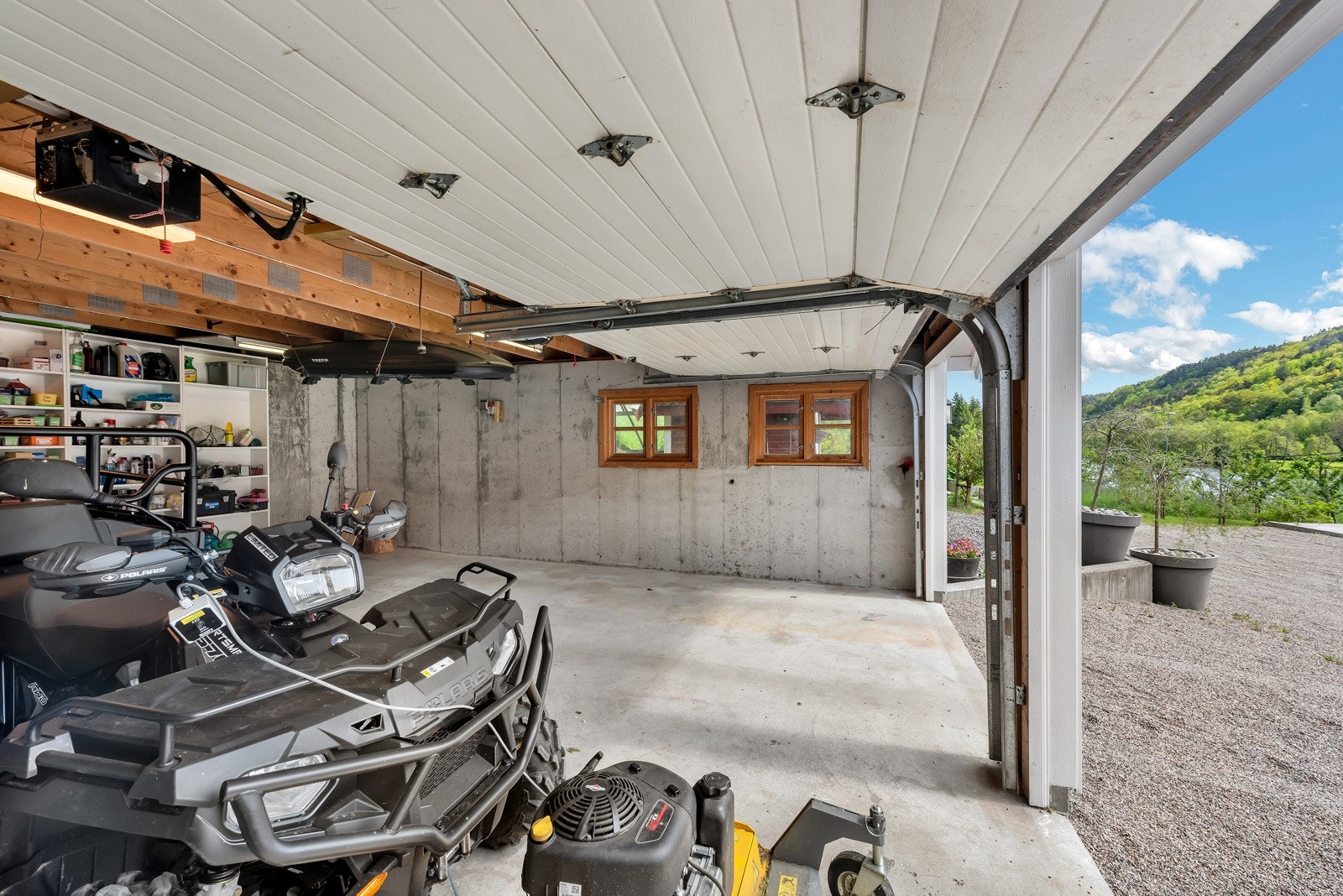 Bilene kan parkeres i en dobbelgarasje. Galleribilde