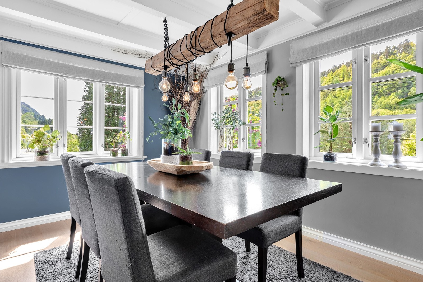 I stuen er det god plass til spisebord ved kjøkkensonen. Galleribilde