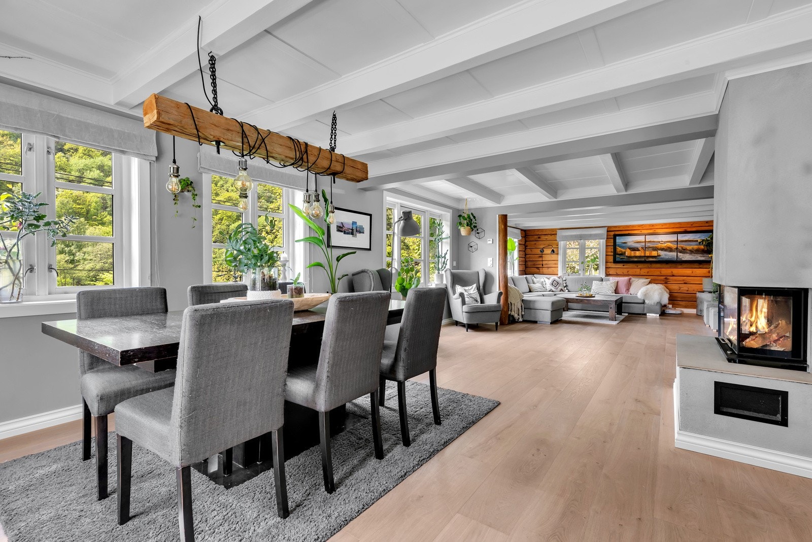 Stuen er gjennomgående, sjarmerende og koselig. Galleribilde