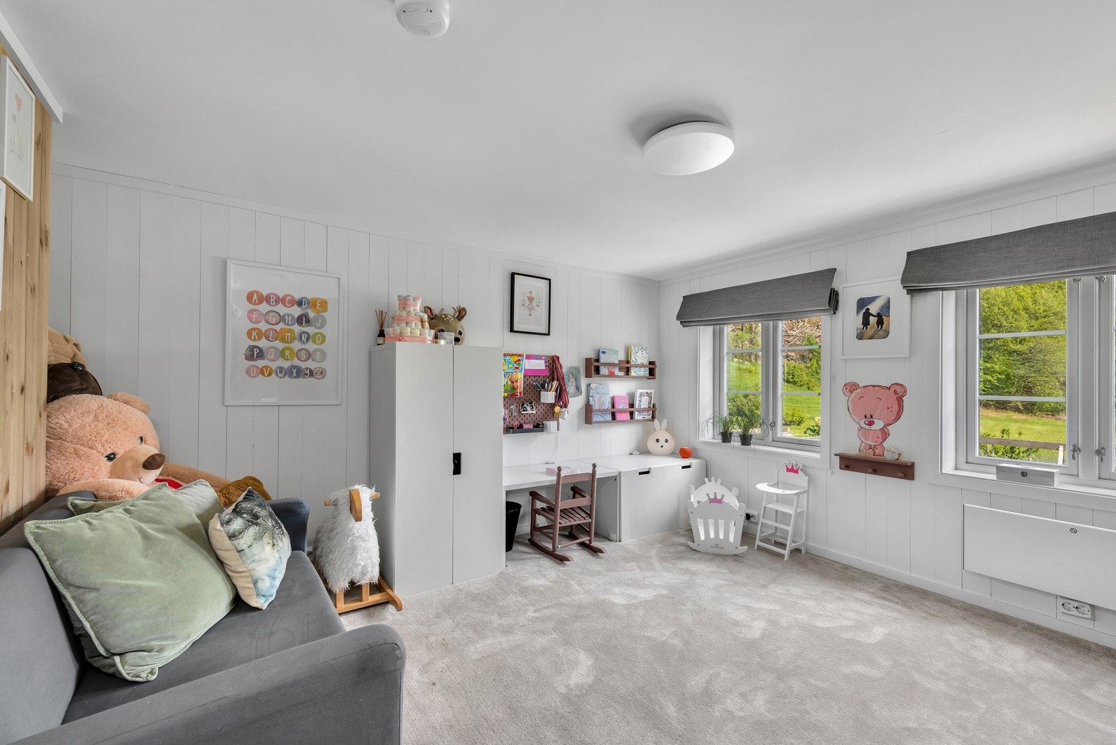 I dette soverommet er det god plass til sofa og skrivepult. Galleribilde