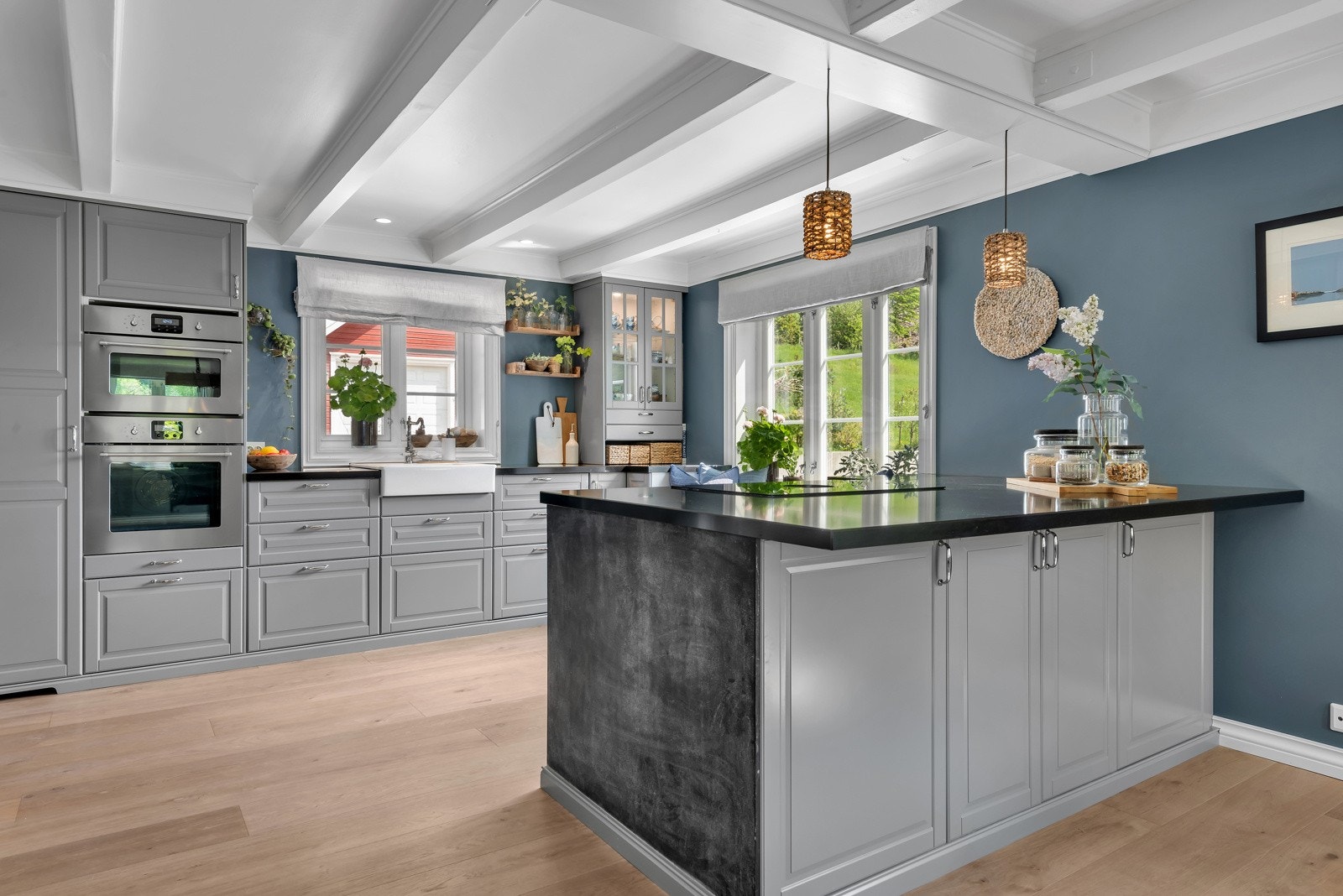 Kjøkkenet har en stor, kledelig innredning av nyere årgang. Galleribilde