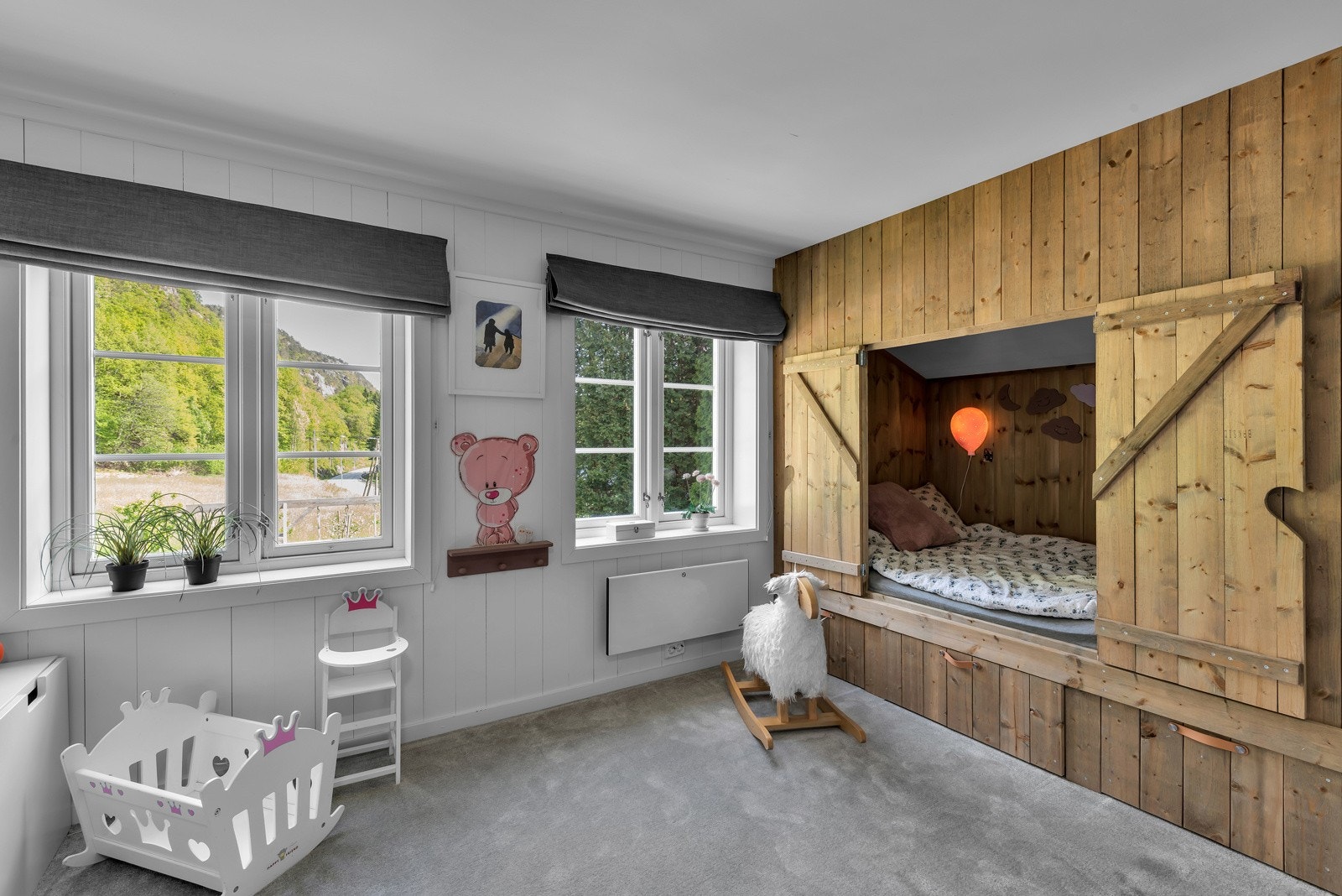 Sengen er innebygd i veggen og kan lukkes av slagdører. Galleribilde