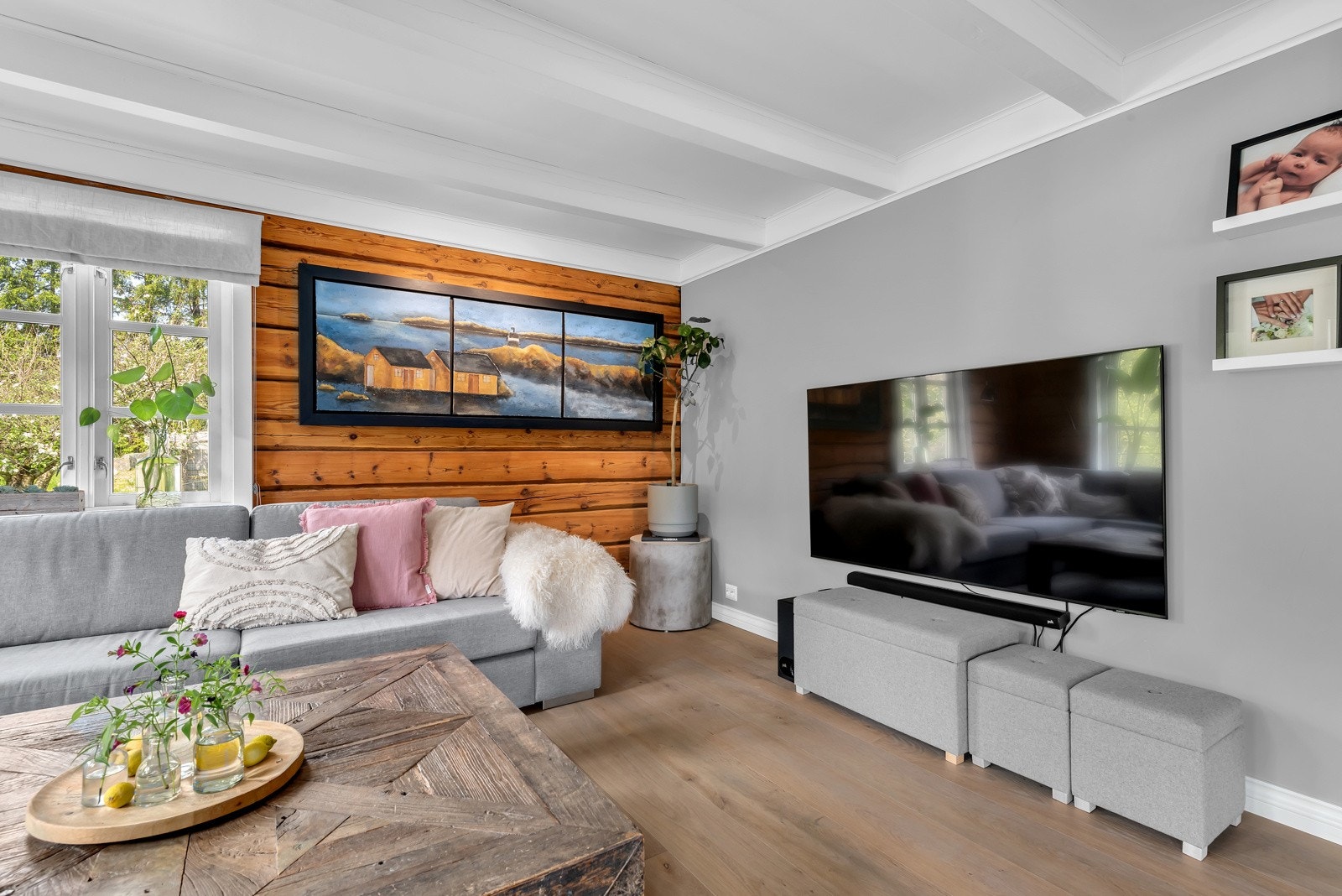 I sofasonen er det god plass til stor flatskjerm på veggen. Galleribilde